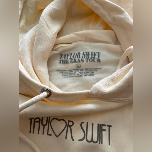 TAYLOR SWIFT | THE ERAS TOUR HEART
PHOTO HOODIE - Picture 8 of 13